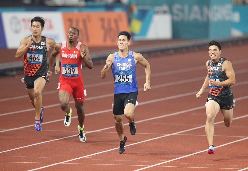 田徑好手楊俊瀚（右2）29日在2018雅加達亞運男子200公尺決賽，以0.001秒之差不敵日本跑將小池祐貴（右），但仍替台灣摘下亞運隊史首面田徑200公尺銀牌。   圖：中央社