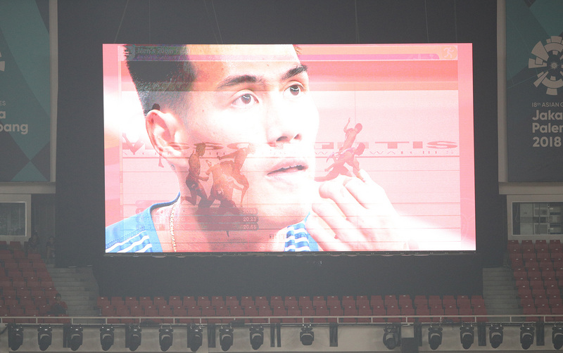 台灣「最速男」楊俊瀚在亞運男子200公尺決賽，以0.001秒之差，不敵日本好手小池祐貴，拿下銀牌。圖為現場攝影機拍攝楊俊瀚正在看場內大螢幕壓線畫面。   圖：中央社