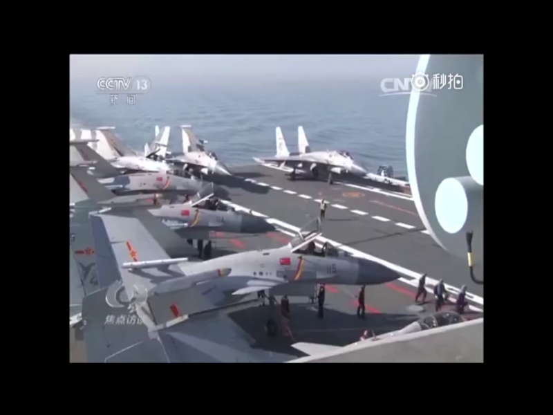 美方報告指出，共軍1995年僅有3艘潛艦，如今擁有近60艘，計劃拓展到近80艘。中國除擁有航空母艦遼寧號（如圖），首艘自製航艦也已下水並出港海試，外界傳聞，中國打算建造續航力更強的核子動力航艦。   圖：翻攝自央視新聞畫面