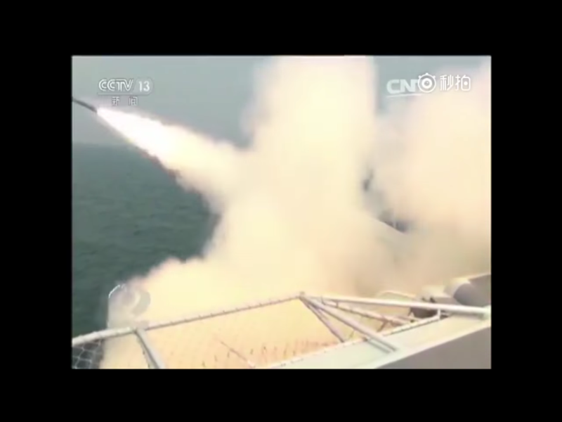 自1991年蘇聯解體以來,美國海軍在公海幾乎所向披靡,但中國2017年服役中的戰艦與潛艦數量達317艘,超越美軍的283艘,已躍居全球規模最大海軍,並持續以驚人速度造艦。紐時指出,美軍艦艇質量仍保有優勢,但戰力因部署區域廣而分散。 圖:翻攝自央視新聞畫面