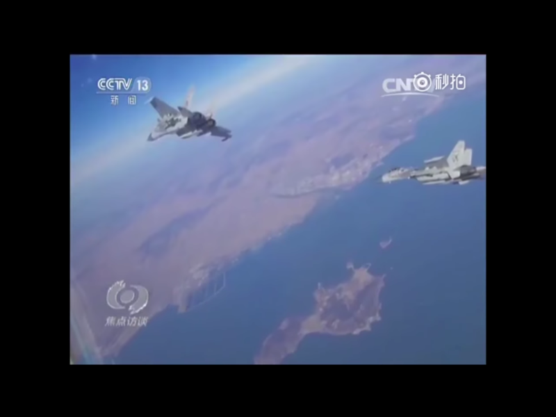 美中打貿易戰之際,共軍艦機更頻繁在台灣、日本及南海島礁周邊海空域行動。美軍近年屢派戰艦在南海進行「航行自由」行動,挑戰中國的主權聲索,共軍艦艇往往能趕到現場,就近監視、警告,並在事後譴責美方挑釁。 圖:翻攝自央視新聞畫面