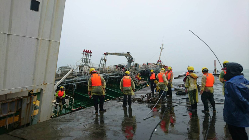 作業人員於一港口南堤飛龍輪架設抽油設備。   圖：高雄港務公司提供