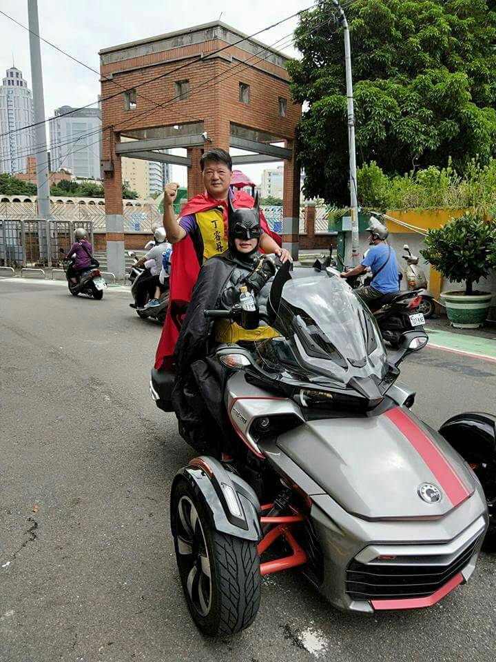 無黨籍新北市板橋區議員參選人丁睿昇綁上紅色披風，自稱是「小飛俠」，由「樹林蝙蝠俠」黃炳勳護駕進場。                                     
   圖：丁睿昇提供 