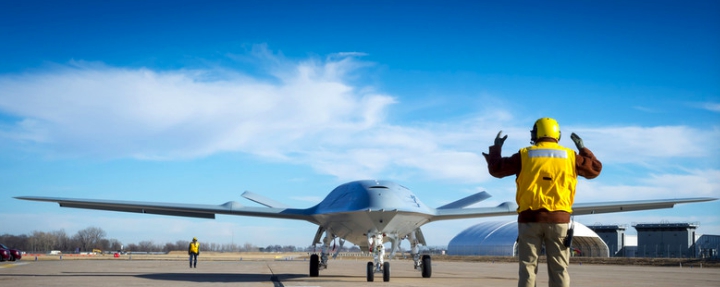 波音公司與美國海軍，簽訂8億500萬美元的合約，生產首款無人駕駛艦載空中加油機MQ-25。   圖：波音公司/提供