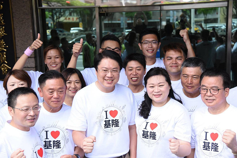基隆市長林右昌今日率領「小雞」議員參選人身穿「我愛基隆」二代潮T赴選委會登記。   圖：翻攝民主進步黨基隆市黨部臉書