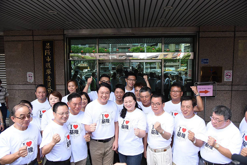 林右昌上午在妻子吳秋英、競選團隊、黨籍議員參選人等眾多「小雞」陪同下,前往選委會登記。 圖:翻攝民主進步黨基隆市黨部臉書