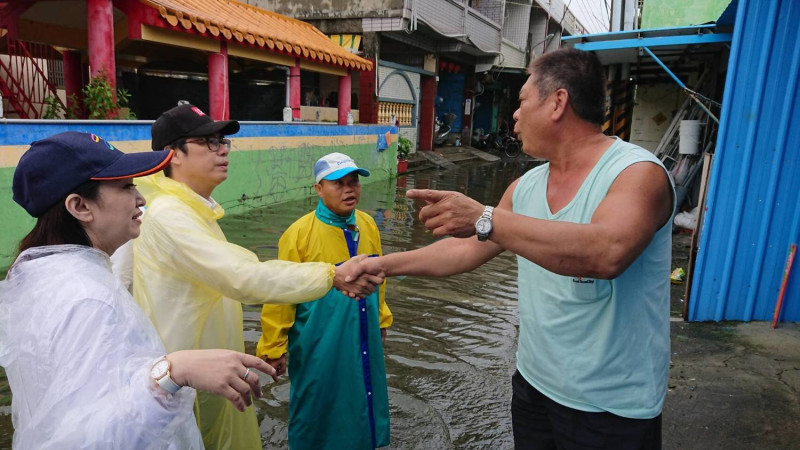 8月29日，陳其邁前往林園區三清宮慰問當地居民，瞭解這次淹水情形。
   圖:陳其邁臉書