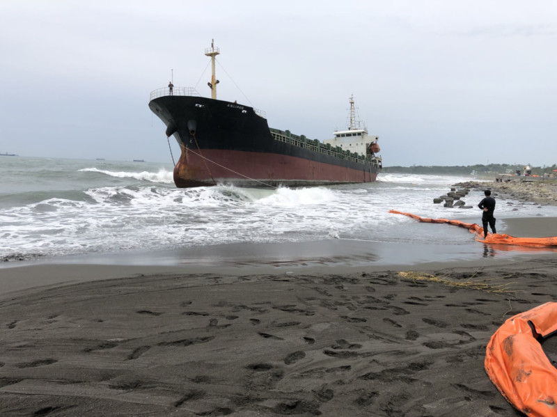 擱淺的安利669輪，已經抽取輕柴油約21公秉。   圖：臺灣港務股份有限公司提供
