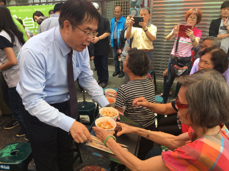 黃偉哲在台南永康區的社區關懷據點推動食物銀行概念，與社區長者共餐，貼心照顧長者的需求。   圖：黃偉哲辦公室提供