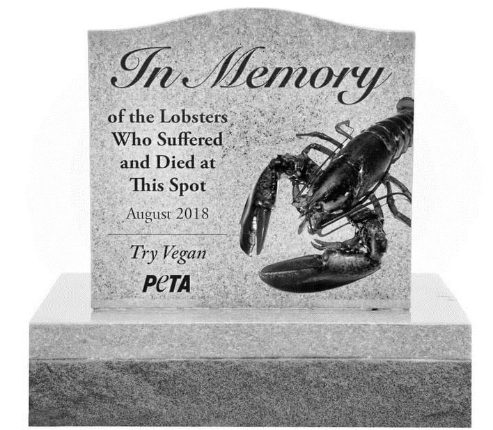 美國善待動物組織（PETA）建造一座大型墓碑模型，紀念跑到高速公路上慘死的4500多隻龍蝦。   圖：翻攝PETA官網