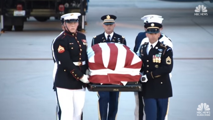 美國軍官護送馬侃的靈柩進入圓頂大廳。   圖：翻攝NBC NEWS