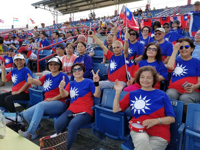 中華女子棒球隊31日在世界盃女子棒球賽中不敵日本、拿下亞軍，佛羅里達州不少僑胞攜帶中華民國國旗、著國旗裝到場助陣。   圖/中央社
