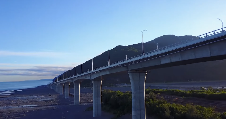 因應南迴公路拓寬工程，新香蘭段至金崙大橋北端，自3日起將實施兩階段夜間全線封閉。圖為金崙大橋。   圖：翻攝自臺東縣政府youtube