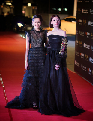 第58屆亞太影展1日晚間在台北頒獎，藝人郭雪芙（右 ）、林意箴（左）同以黑色系禮服美麗現身星光紅毯。   圖：中央社