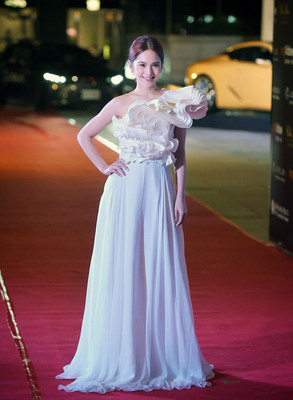 第58屆亞太影展1日晚間在台北舉行頒獎典禮，藝人楊丞琳以純白禮服現身星光紅毯，落落大方。   圖：中央社
