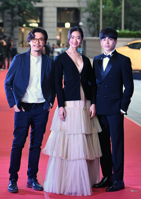 第58屆亞太影展1日晚間在台北舉行頒獎典禮，泰國電影「模犯生」劇組演員也抵台參與盛會，現身星光紅毯 。   圖：中央社