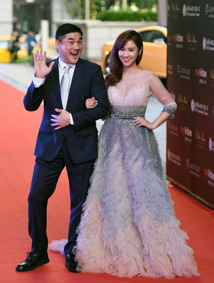 第58屆亞太影展1日晚間在台北美福大飯店舉行頒獎典禮，典禮主持人吳大維（左）、吳姍儒（右）傍晚在星光紅毯上盛裝亮相。   圖：中央社
