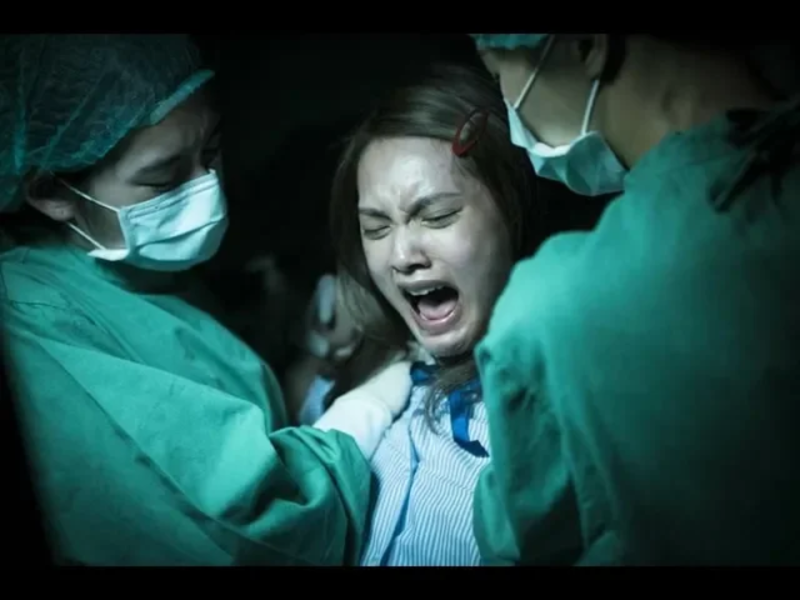 「最佳音效獎」由國片「紅衣小女孩2」為台灣電影拚下今晚頒獎典禮首個獎座，擊敗菲律賓片與馬來西亞作品。評審讚賞，「紅衣小女孩2」超越視覺的音效呈現，跳脫以往同類型的影片，使用細膩的手法，增添恐怖詭譎氛圍。   圖：翻攝自Youtube