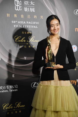 最佳新人獎由泰國片「模犯生」女主角「小琳」茱蒂蒙瓊查容蘇因得獎，她在後台開心用中文發表得獎感言：「我很高興，謝謝！」她並說，這是她在台灣拿到的第一座獎項，感到很榮幸也謝謝亞太影展，還打趣說演「模犯生」拿這麼多獎有點壓力。此外，她透露剛拍完第二部電影，是一部華語片，預計明年上映。   圖：中央社