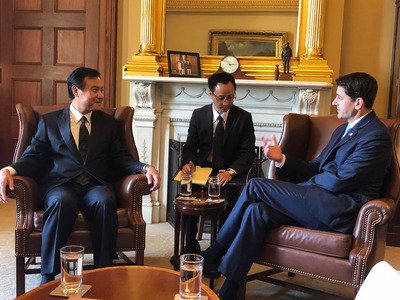 立法院院長蘇嘉全（左）利用出席美國參院軍事委員會主席馬侃葬禮機會，拜會美國眾議院議長萊恩（右）感謝美國國會對台灣的支持。（駐美代表處提供）   