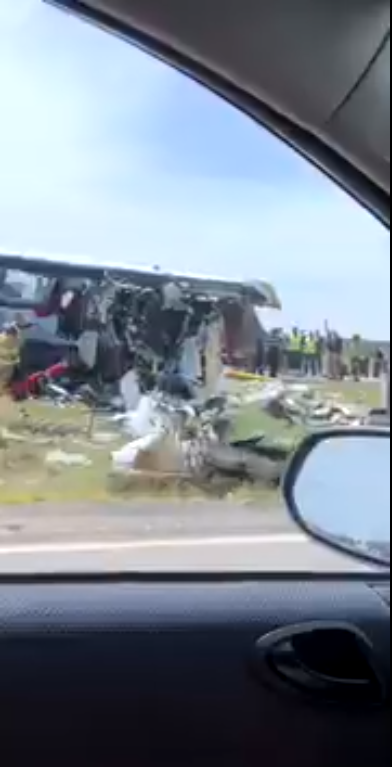 上周四在美國新墨西哥州，發生聯結車與灰狗巴士對撞意外，造成8人死亡，數字恐怕還會攀升。   圖：翻攝推特