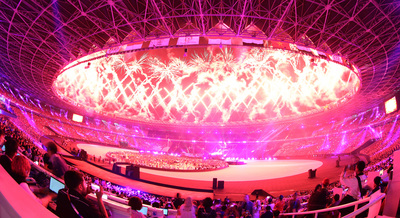 2018雅加達亞運閉幕式2日晚間在格羅拉蓬卡諾體育場盛大登場，施放各種美麗煙火點亮夜空，同時也為本屆賽會劃下完美句點。   圖：中央社