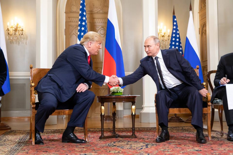 美國總統川普與俄羅斯總統普亭，今年7月16日首度正式會晤，在芬蘭首都赫爾辛基舉行高峰會。   圖：翻攝美國白宮臉書