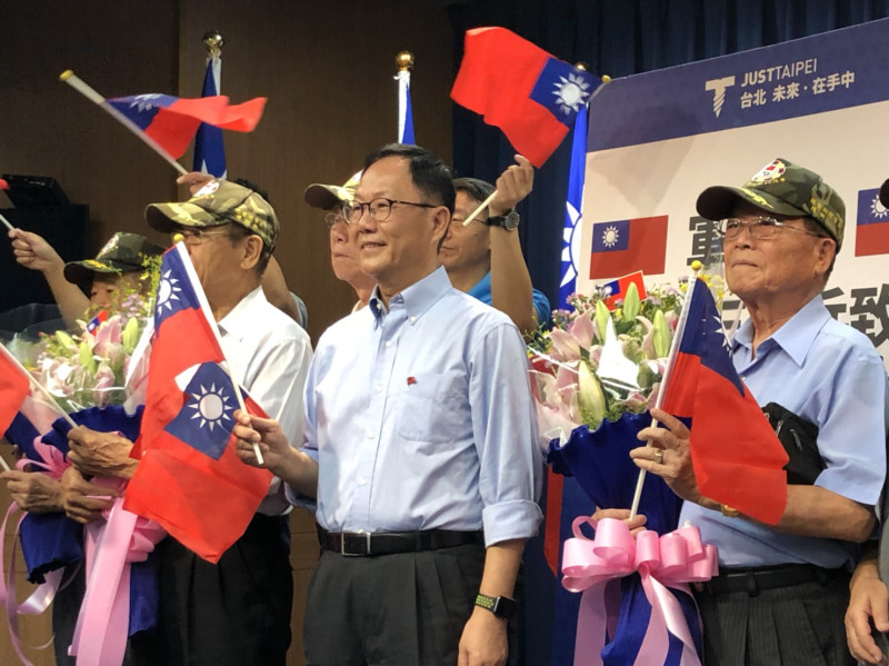 為紀念九三軍人節，國民黨台北市長候選人丁守中上午邀請曾經歷八二三砲戰的老兵現身回顧過往抗戰事蹟。   圖：丁守中辦公室提供
