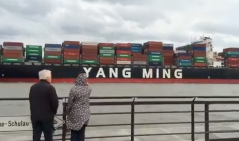 有網友昨（2）日在臉書《爆料公社》分享一段影片，影片內容是一艘陽明海運貨櫃輪抵達德國漢堡港（Hamburg）時，港口播放中華民國國歌。   圖：翻攝自爆料公社影片