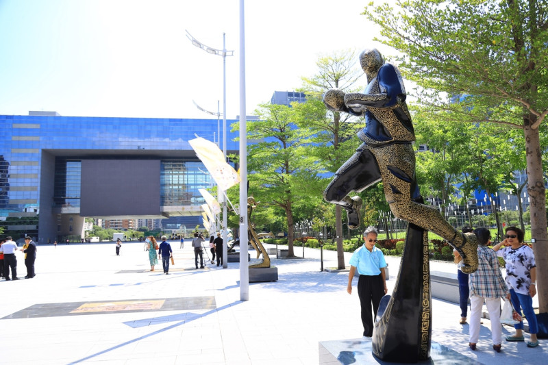 東亞青運動雕塑廣場今天揭幕。   圖 : 台中市政府/提供