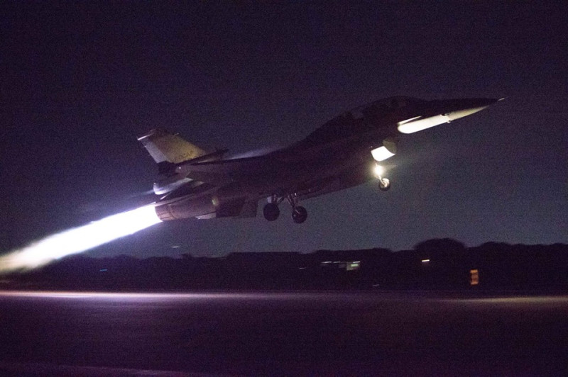 在總統蔡英文指示下，國防部今（3）晚出動兩架F-16戰機升空，釋放熱焰彈迎接台灣英雄歸來。   圖：軍聞社/提供