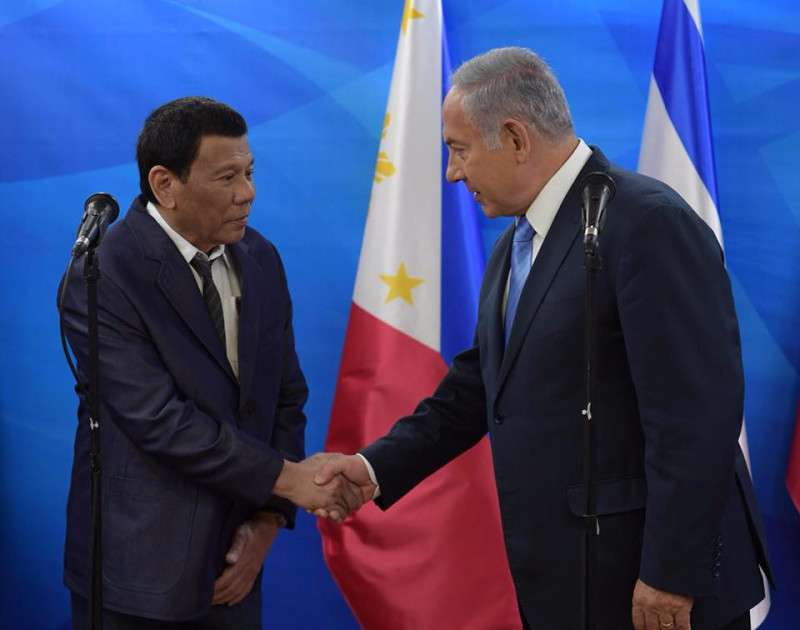 菲律賓總統杜特地（左）與以色列總理納坦雅胡會面，爭議言行也在以色列掀起批評狂潮。   圖：翻攝納坦雅胡臉書
