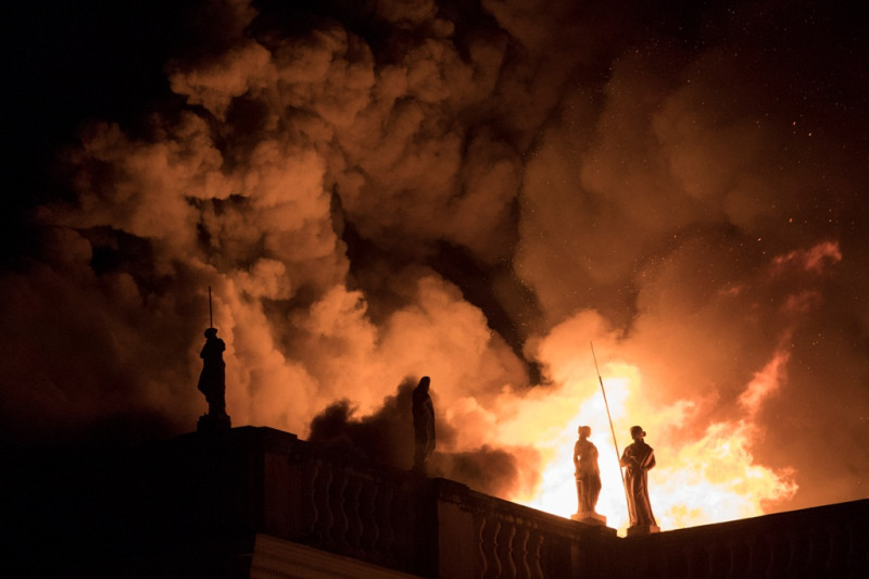 擁有2000萬件收藏品的巴西國家博物館，周 (2) 日慘遭大火吞噬，多數歷史文物恐已焚毀。   圖：美聯社/達志影像