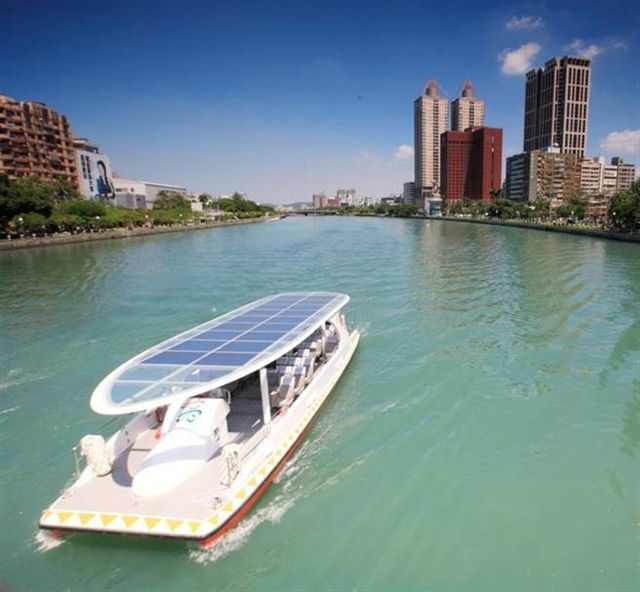 高雄市輪船公司與財團法人船舶暨海洋產業研發中心合作，以現有的太陽能愛之船，進行改造為智慧型無人駕駛載具   圖：高雄市輪船公司