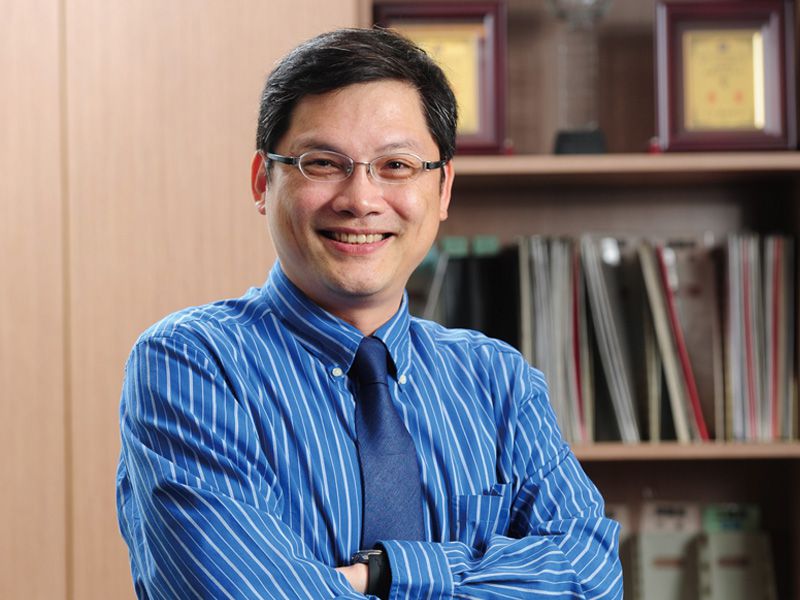 文化大學董事會今天表示，基於校長遴選過程有瑕疵，已決議解散原校長遴委會，重啟遴選。先前經過遴選而產生的校長當選人盧希鵬感到不滿，呼籲文大董事會和董事長尊重司法。   圖：翻攝自震旦月刊
