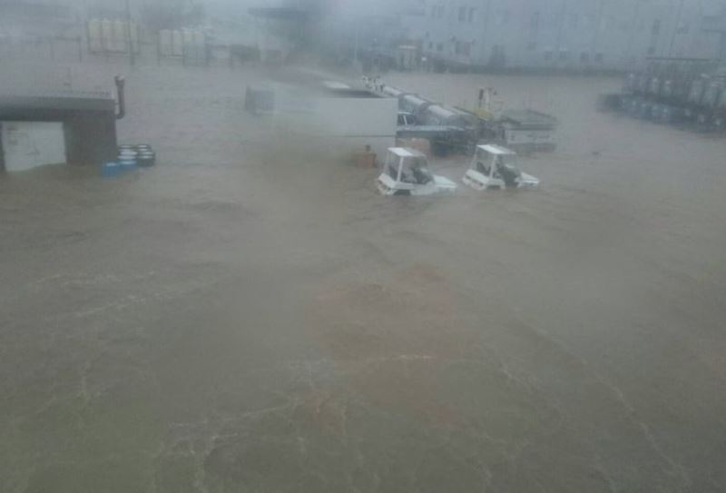 關西機場的停機坪、滑行道及跑道，幾乎都被大水淹成一片汪洋，完全看不出原來面貌。   圖 : 翻攝自災害ニュース推特網頁twitter.com