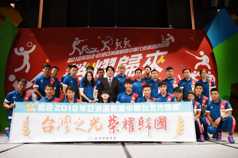 賴清德與台灣亞運選手合影。   圖：翻攝賴清德臉書