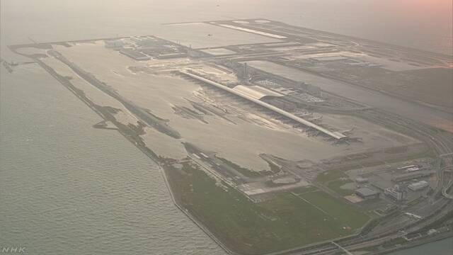 關西國際機場因淹水宛如孤島，近800個航班遭到取消，5日全天機場封閉，連絡橋不會恢復通車。   圖：翻攝NHK