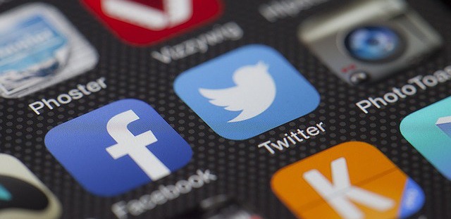 美國聯邦傳播委員會席裴伊4日呼籲Facebook、Twitter等科技公司，應提供更多內部運作細節。   圖：Pixabay／提供