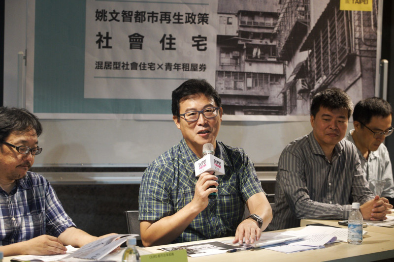 姚文智今天與四大民間住宅團體會面，並針對台北的住宅交換意見。   圖：張良一/攝