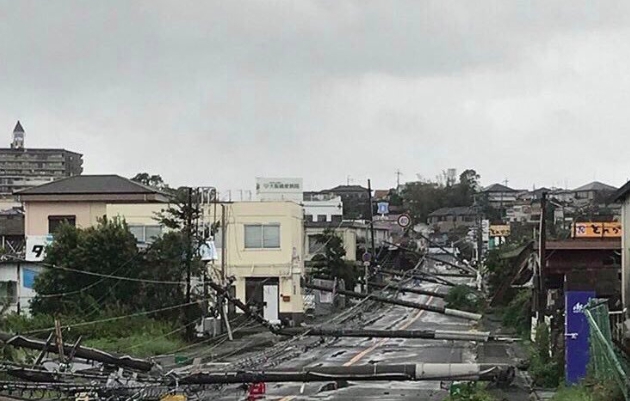 強颱「燕子」侵襲日本，大阪市路面上電線桿全倒。   圖：翻攝推特
