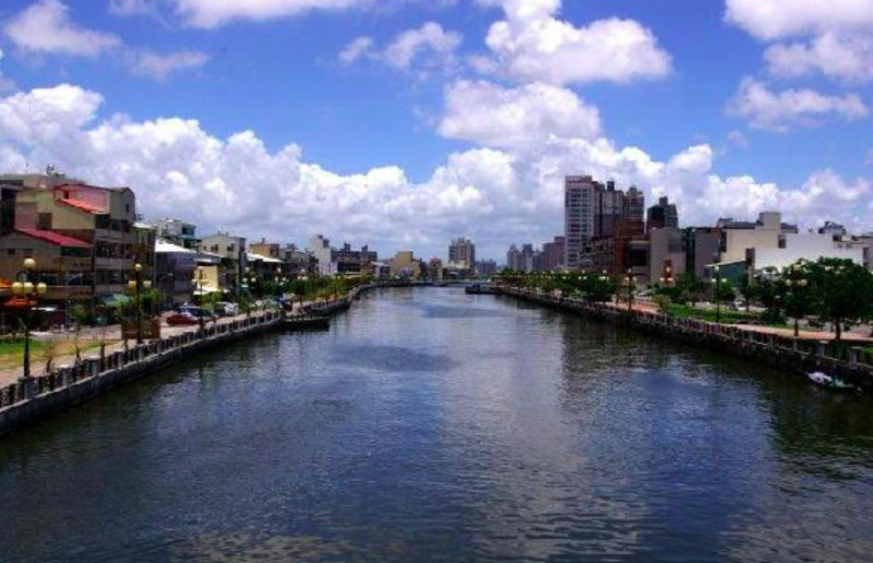 台南的新運河自日治時期開通，歷經負載航運的經濟命脈、自然環境的海港淤積及錯誤政策下的骯髒與沒落。   圖：翻攝青年壯遊點網站