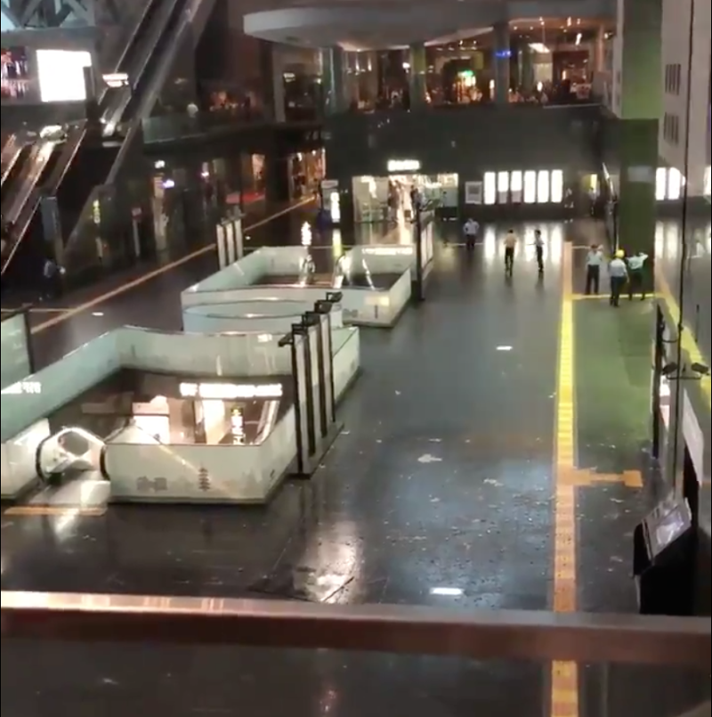 京都車站有天花板掉落。   圖：截圖自twitter@CRAZY904Kaz