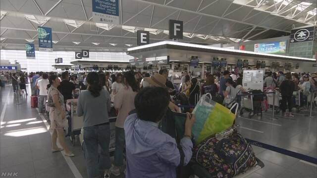 日本大阪關西機場因颱風「燕子」登陸受災嚴重而停擺，直到5日晚間仍有數千旅客未能脫困。   圖：翻攝NHK官網