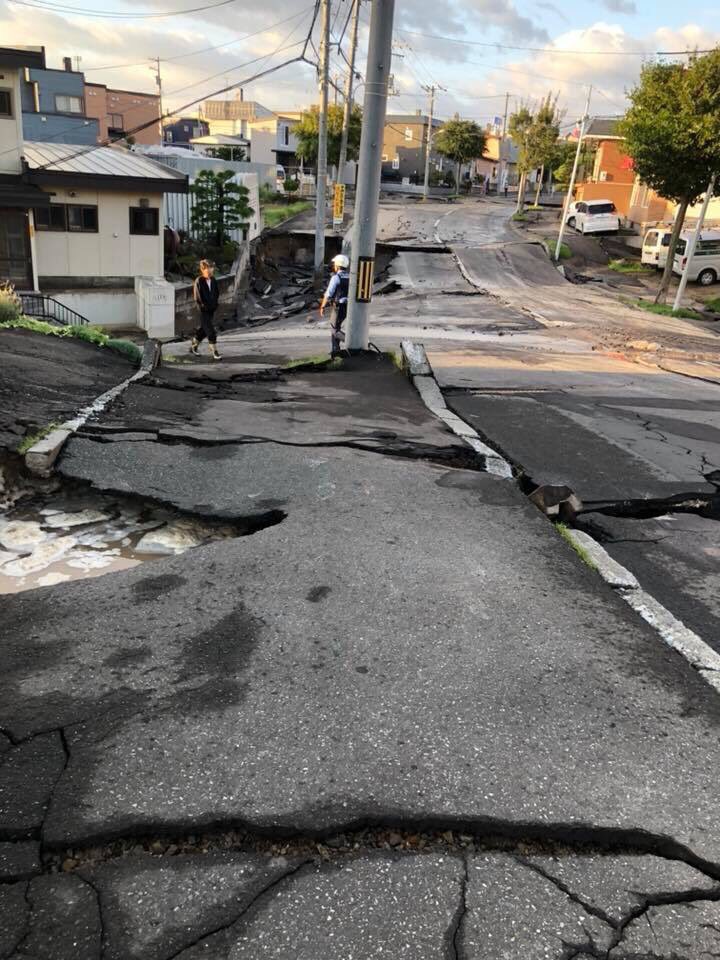 北海道強震，道路出現下陷龜裂情形。   圖：翻攝自twitter @yk_ua102