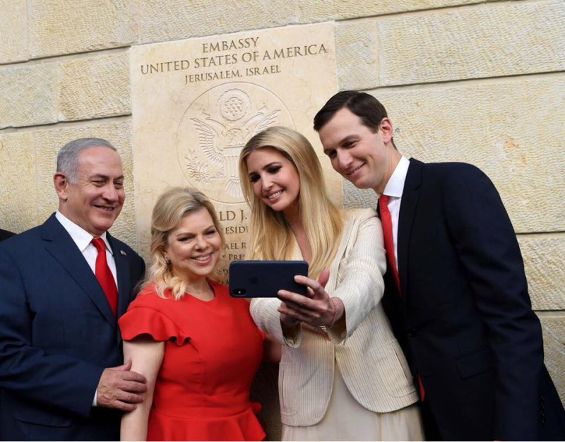 以色列總理納坦雅胡（左起）伉儷與美國總統女兒伊凡卡及其夫婿，5月慶祝美國大使館在耶路撒冷開幕。   圖：翻攝納坦雅胡臉書