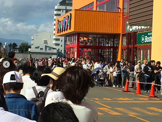北海道民眾在商店外排隊，搶購糧食的景象。   圖：翻攝Instagram