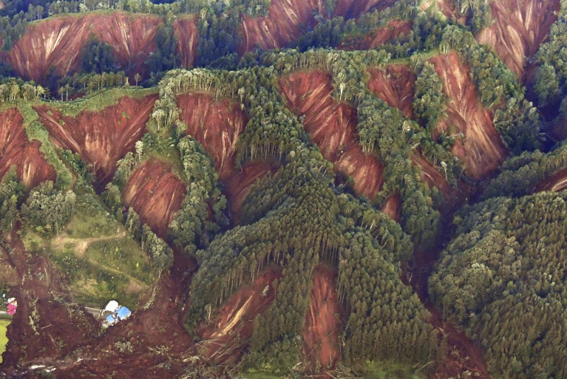 日本北海道今（6）天發生芮氏規模6.7級地震，造成該區域發生大量土石流及走山事件。   圖：美聯社/達志影像