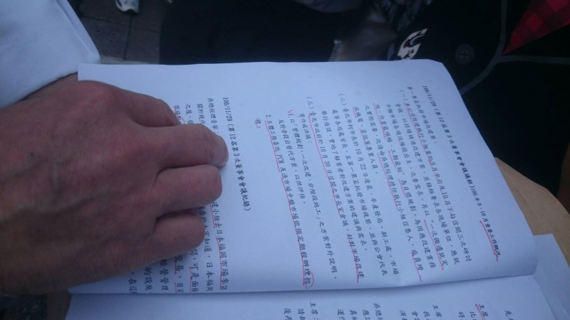台北市副市長陳景峻6日出示北農董事會議記錄。   圖：林朝億/攝