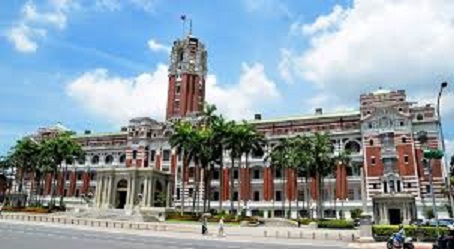 總統府今（6）日中午11時5分，又有1名林姓男子手持鐮刀想要闖入總統府的憲兵211營營區，不過，隨即遭憲兵壓制。   圖 : 翻攝自維基百科